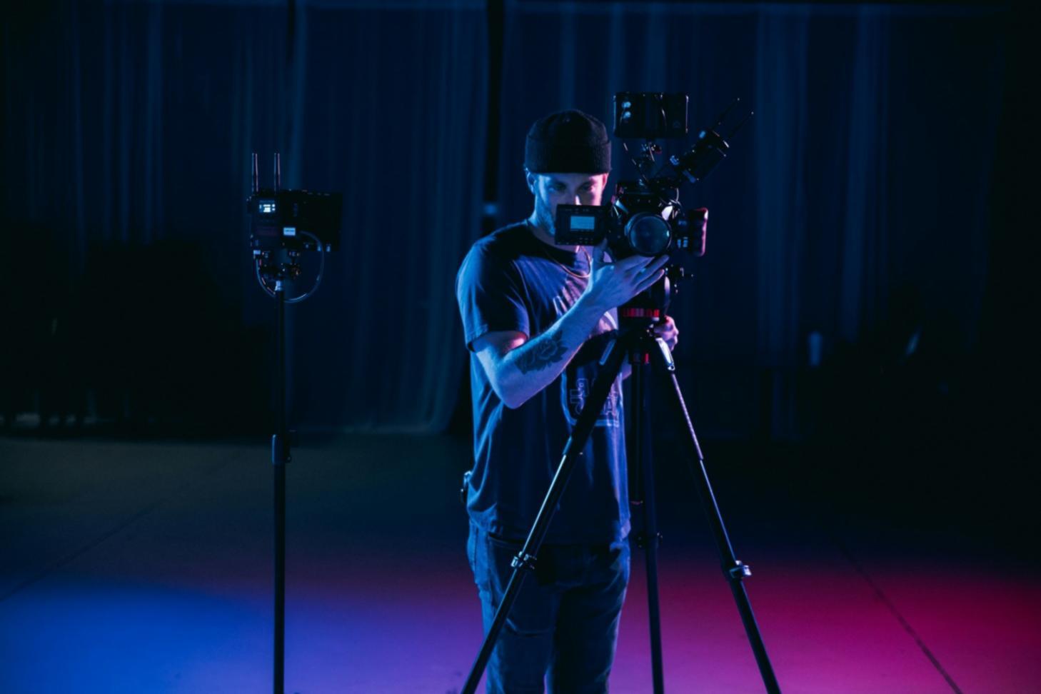 Ambiente di lavoro creativo con multiple postazioni di editing video e monitor professionali